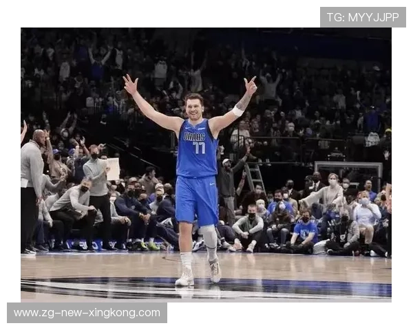 东契奇随手一甩命中三分，独行侠攻势汹涌